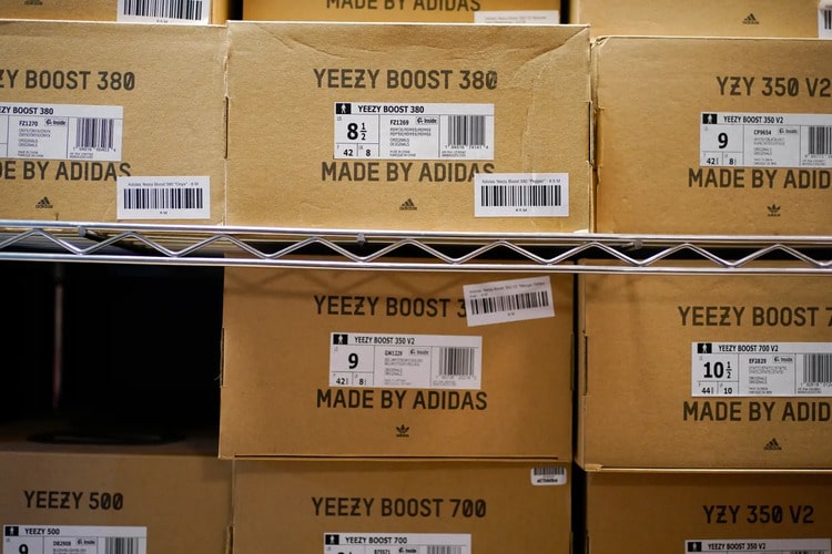 Adidas не может найти каналы для сбыта кроссовок от Канье Уэста Adidas не может найти каналы для сбыта кроссовок от Канье Уэста на сумму 1,2 млрд евро